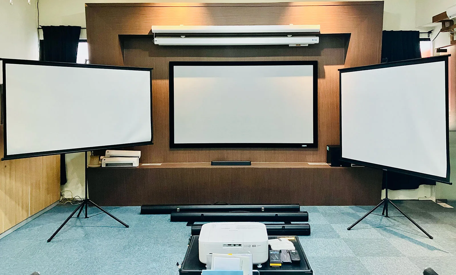 Big Shine showroom with projection screens